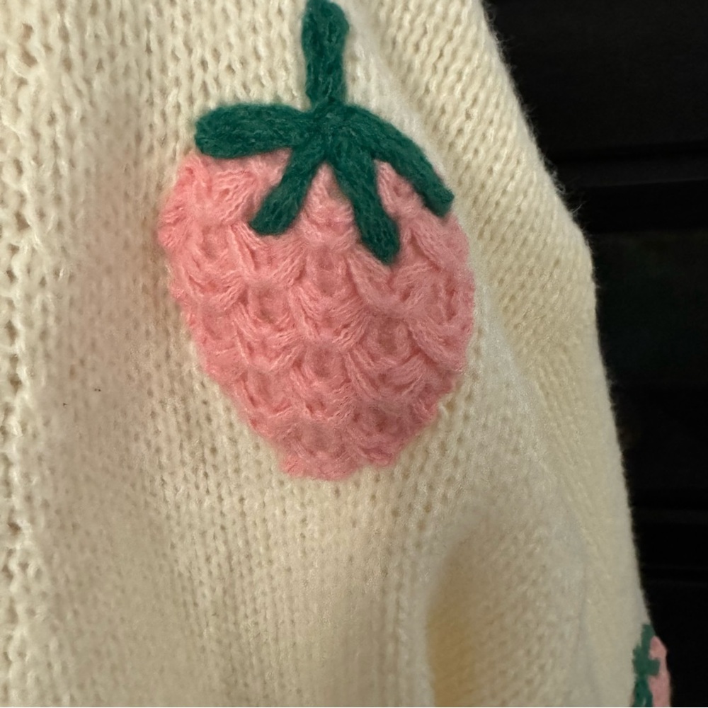 🍓 Luna Ivy Cream Knit Strawberry Cardigan (L) - Picture 2 of 9